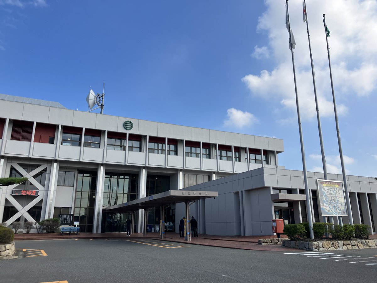 ikedakosuke's tweet photo. 大治町議会に #常任委員会 と #特別委員会 という2種類の委員会があり、この常任委員会の中に #総務建設常任委員会 と #文教厚生常任委員会 、#予算決算常任委員会 の3つがあるのは、前回の復習です。

前回の授業の振り返り。「元教師」の後遺症ですね。笑

現在の池田の所属は #総務建設 と #予算決算。人によっては #文教厚生 と #予算決算 の人もいますが #予算決算 には全議員が所属しています。

議会構成/大治町 https://t.co/d9Gsyj92hZ

本会議に出された議案は、委員会に #付託(ふたく)されます。今日は難しい言葉がたくさん出てきますね。さぁ今日は #付託 と何回出てくるでしょう。笑

本会議での #質疑 は「同一議員につき、同一の議題について三回を超えることができない」と #標準会議規則 で決まっていますが、委員会の方は回数に制限がないので、そっちで納得のいくまでやってね、というのが #委員会付託。

本会議に出される大量の議案を、ひとつの委員会に #付託 していては、とてもさばき切れないから、常任委員会が分かれている、と理解をしています。

なので、大治町の #総務建設 と #文教厚生 の常任委員会に #付託 される議案は違います。

防災とか、下水道とか、総務建設関係の議案は、総務建設常任委員会に #付託 されます。

子育て・教育とか、国民健康保険とか、文教厚生関係の議案は、文教厚生常任委員会に #付託 されます。

組織別索引/大治町 https://t.co/0s9NPRMeWQ

総務建設は、何となく言葉の意味が分かるけど、文教厚生って���や。笑

多少の名前は違っても、他の自治体の議会も #総務経済 と #文教厚生 だったり #総務民生 と #防災建設 だったり、似たような名前でやっています。まぁどこの市町村でも、役所の組織や出される条例は、似たようなものだからでしょう。

それから、常任委員会の3つ目 #予算決算常任委員会。

大治町では、まずは総務建設常任委員会の後に、同じ議員が出席して、予算決算委員会の #総務建設分科会 というものが開催されます。

文教厚生常任委員会の後には、予算決算委員会の #文教厚生分科会。2つの分科会の区別は、委員会の区別と一緒。総務建設分科会では、予算や決算の中の、総務建設に関わる部分のみ、質問ができます。

で、この区別が難しいんだなぁ。関係ないことを聞くと「議題外です」と言われちゃうし。

各分科会で十分に議論を尽くした上で、予算決算の全体会が、後日開かれますよという仕組み。

…って、文字だけで説明をして、果たして理解できるのでしょうか。何だかなぁ。こりゃ #YouTuber になるしかないか。笑

長くなったので #特別委員会 については、さらに次に回します。

空いている時間があったので #蟹江町議会 の一般質問を傍聴に行って、お勉強してきました。まだまだ分からないことだらけ。日々、勉強です。

9/14:総務建設常任委員会･予算決算常任委員会(総務建設分科会)