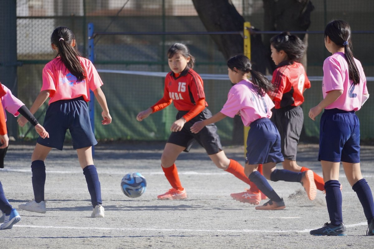 ohbasoccer8's tweet photo. 2023/12/23
☆練習試合＆クリスマス会★
今日が初試合の団員、みんな一生懸命走りました。チームの人数も増え、練習重ねて強くなるぞ！！
クリスマス会にて親子サッカー⚽子���の体力無限ですね、、。
 #藤沢市小学生女子サッカー
 #FC大庭レディース
 #団員募集中 https://t.co/8ZI3scLHFS