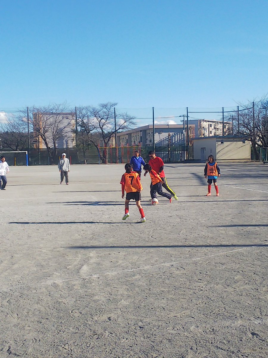 ohbasoccer8's tweet photo. 2023/12/23
☆練習試合＆クリスマス会★
今日が初試合の団員、みんな一生懸命走りました。チームの人数も増え、練習重ねて強くなるぞ！！
クリスマス会にて親子サッカー⚽子���の体力無限ですね、、。
 #藤沢市小学生女子サッカー
 #FC大庭レディース
 #団員募集中 https://t.co/8ZI3scLHFS