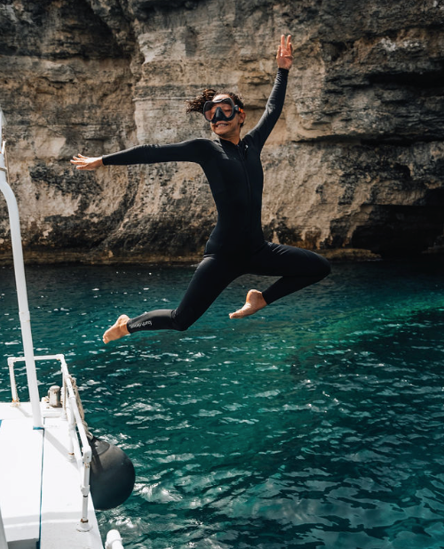 fourth_element's tweet photo. Shopping done? Time to DIVE!!!!! 🤿
#fourthelement #christmaseve #nomoreshopping #timetodive #jumpin #joy #scuba #freedive #swim #oceanlove https://t.co/fBduU7IgAq