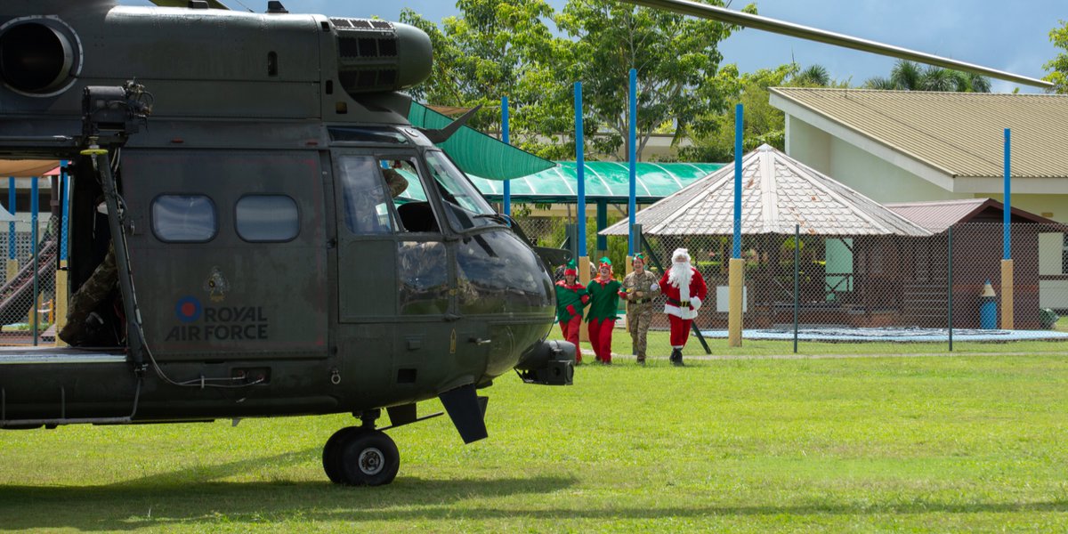 RAFBenson's tweet photo. 230 Sqn, Santa Flight.
Santa hitched a lift on a routine training flight, to deliver presents to children at Hornbill School, aged between 5 and 11.
230 Sqn are deployed in Brunei to provide Medical Evacuation capability.
#RAFBenson https://t.co/fV0WBpi0it