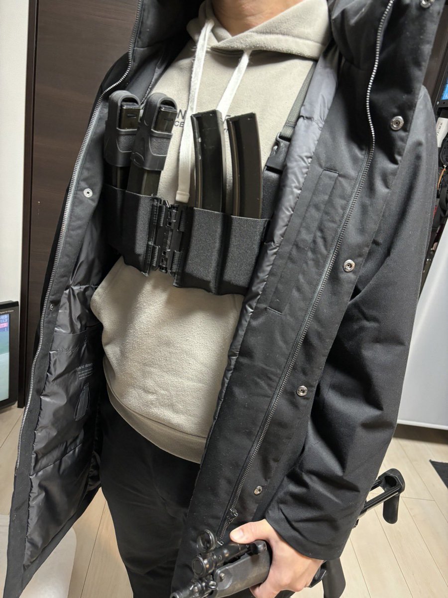 MoonshotgearsさんのEzRigが届きました
無理をお願いしてCORE仕様で9mmオンリーとライフルマグオンリーの2パターン作って頂きました
装着感もかなりエエ感じで最高です
これでコンシールドサバゲが捗るんやなって
