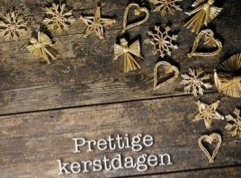 Iedereen is er al in een sjiek pak, of met een mooie hak.
Geroezemoes mengt met een lach, de boom staat mooi te stralen.
De lampjes schitteren, op de radio klinkt weer hetzelfde kerst lied.
Maar dat geeft niet want........ik geniet!

Fijne kerstdagen.