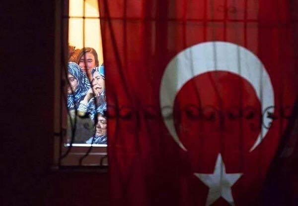 ibobklc's tweet photo. Pencereden baktığınızda güneşi esirgemiyorsa gökyüzü, birileri bu günlerin bedelini ödediği içindir.
#milletimizinbaşısağolsun https://t.co/dfVuzEsHDi