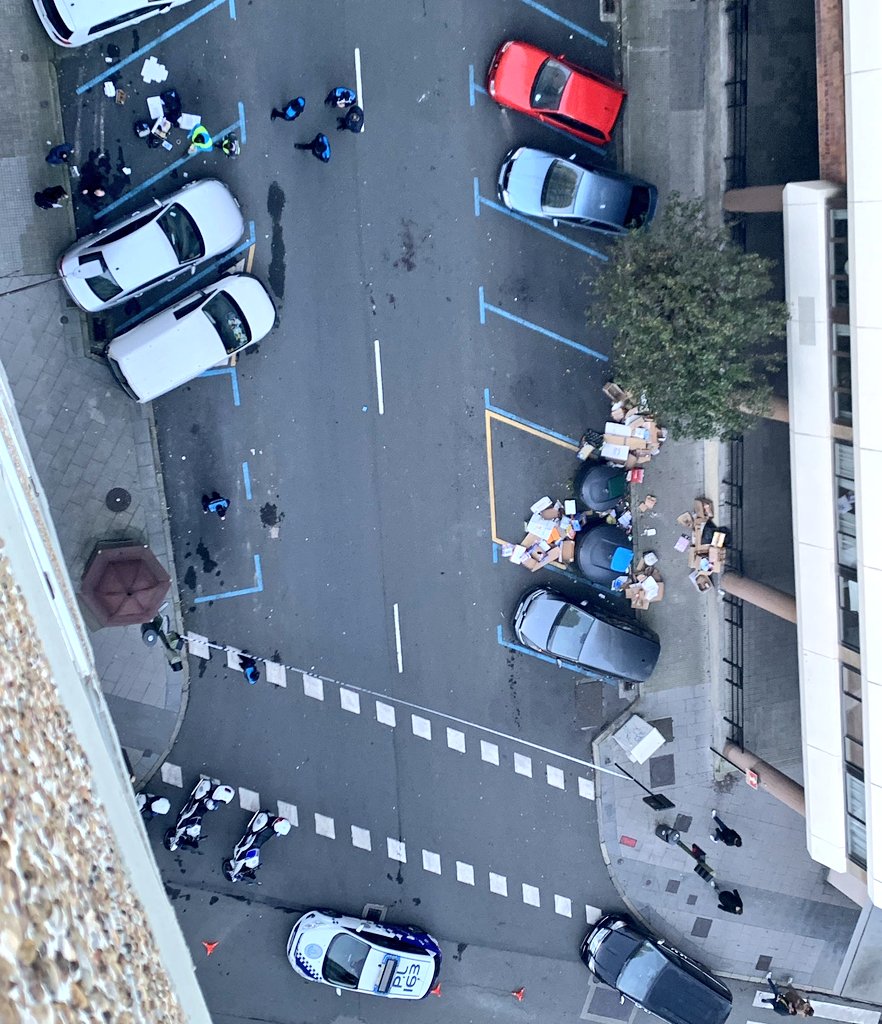 EloyTP's tweet photo. #Coruña -  Esta madrugada un joven de 22 años fue apuñalado en la calle Sinfónica de Galicia. 

En la imagen 📷 el despliegue policial 🚔 👮🏻 🚓 de la zona. 

DEP 🕯 https://t.co/CicxNNDFG1