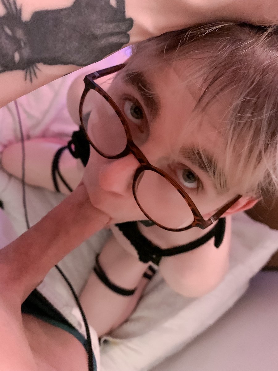 CozyBrookesXXX's tweet photo. So I’ve been waiting realllllyy patiently for Father Christmas to come…instead tho @gameboijunkie knelt me down and made me call him daddy 😵‍💫🥵

I hope this makes up for not posting much sorrrryyy 🥺👉👈 but I’m going to have a BIGGGGG present for y’all tomorrow!!! 🤪🙈 https://t.co/w1IqFNrgck