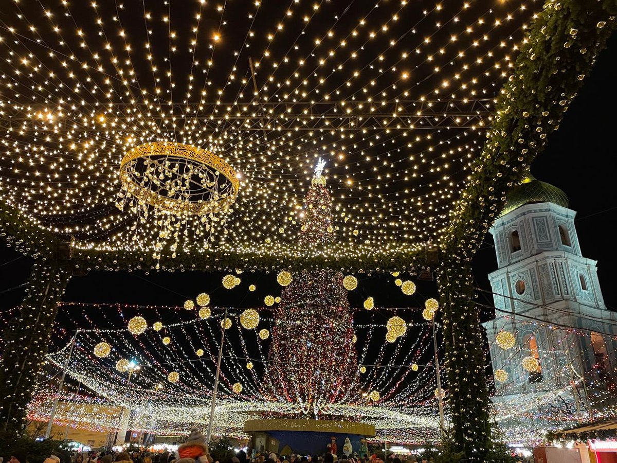 OlenaChek's tweet photo. Christmas mood in Kyiv: 2021 vs 2023. https://t.co/NouNO6abS9