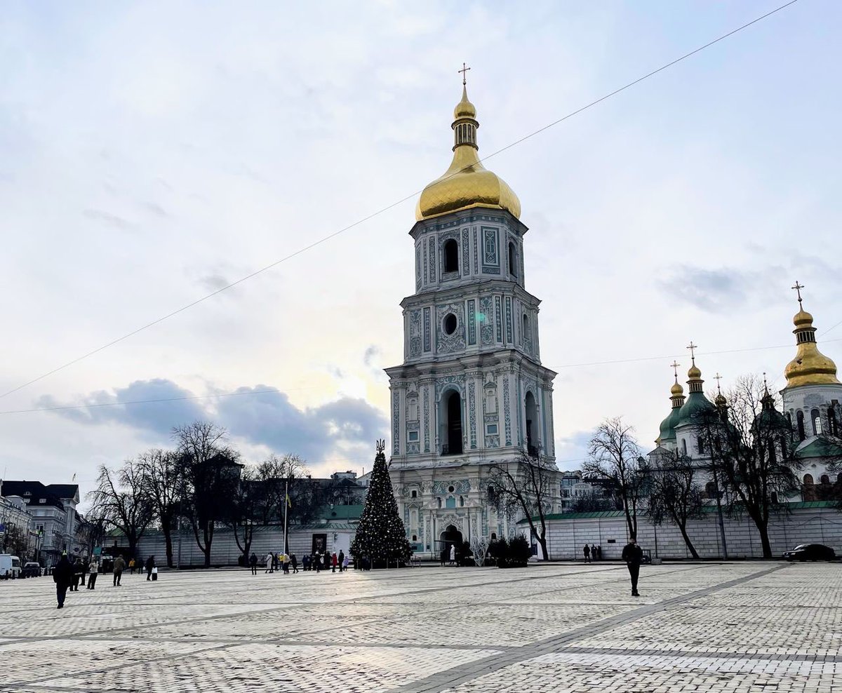OlenaChek's tweet photo. Christmas mood in Kyiv: 2021 vs 2023. https://t.co/NouNO6abS9