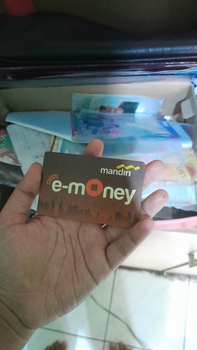 dipaeaches's tweet photo. @PT_Transjakarta halo min, kartu emoney saya hilang di tije 7. pas transit di bkn, jam 11.40 pada hari ini. berwarna orange kemerah-merahan seperti yang tertera di gambar, untuk nomor yg dapet di hubungi 081211630896 https://t.co/THYeNG6wL9