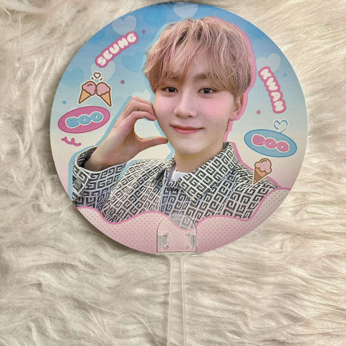 Boo_Erdbeere's tweet photo. 231224 방콕 
#승관

승관이 
휴대폰 거치대와 부채를 나눔합니다 ‼️🆓 https://t.co/7ju76b2Okz