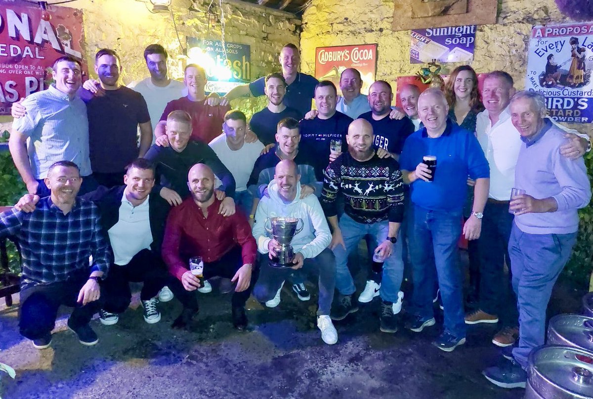 clonlaragaaclub's tweet photo. Members of the 2008 Canon Hamilton-winning Clonlara Senior team at their 15 year reunion💛🖤🏆 👏🏻
Thanks to Senan Nihill for sending on the photo 💛🖤💛🖤🏆🎄Ye’re all looking fresh!
#clubisfamily
#memoriesforlife
#canonhamilton
#cloonlara https://t.co/wnQrhO8aGh