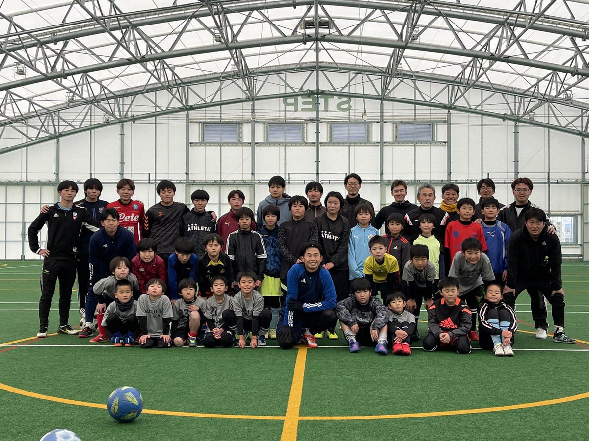 TSURUGAYASSS's tweet photo. 今日は蹴り納め⚽

当団OBの郷家友太選手をゲストに招き、行ないました。

多数のOBの方にも来ていただき、大変盛り上がった蹴り納めとなりました。
郷家選手、そして皆さんありがとうございました！

来年も鶴ヶ谷sssをよろしくお願いします！

@GOKE_YUTA
#鶴ヶ谷sss
#ベガルタ仙台
#郷家友太 https://t.co/jlltACJwc9
