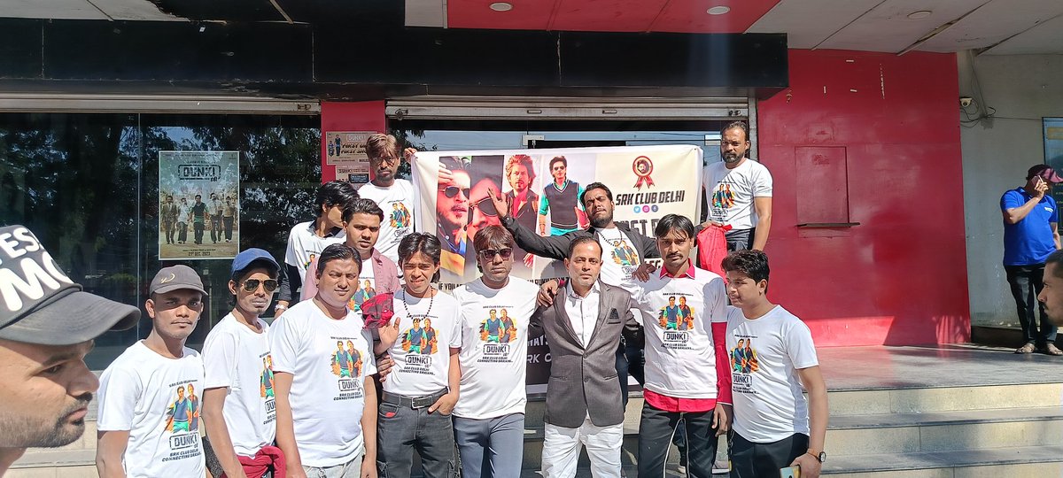 ZahidAk35965291's tweet photo. Our #Malegaon Team Came out with fantastic rally celebrations to celebrate #DunkiFDFS with a Delicious cake and some colorful smoke bombs โค๏ธ๐
@iamsrk @RajkumarHirani @RedChilliesEnt
#SRKHitMachine #DunkiBlockbuster #DunkiReview #DunkiDay #SRK #ShahRukhKhan #SRKClubDelhi https://t.co/cnIgCQX73M