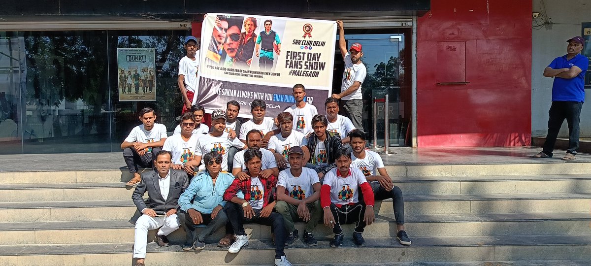 ZahidAk35965291's tweet photo. Our #Malegaon Team Came out with fantastic rally celebrations to celebrate #DunkiFDFS with a Delicious cake and some colorful smoke bombs โค๏ธ๐
@iamsrk @RajkumarHirani @RedChilliesEnt
#SRKHitMachine #DunkiBlockbuster #DunkiReview #DunkiDay #SRK #ShahRukhKhan #SRKClubDelhi https://t.co/cnIgCQX73M