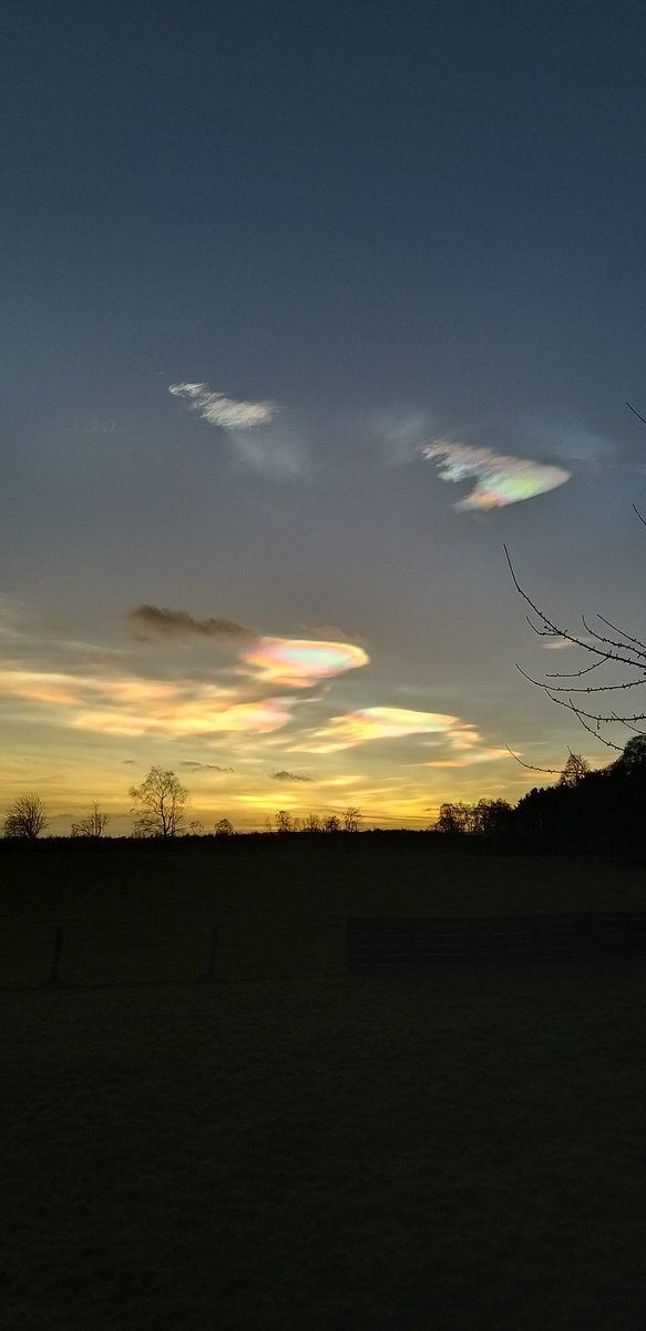Lizzy33Rose's tweet photo. Beautiful nacreous clouds this morning 🌈❄ https://t.co/JkloSOny3U