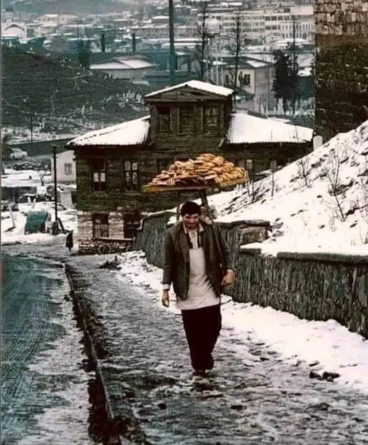 tarihenstitu's tweet photo. Eyüp İstanbul 1974 yılı
Foto: Ara Güler. https://t.co/dfTiwtXxSH