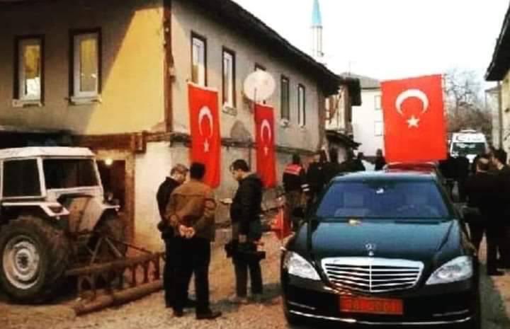 Yoksulun evine lüks arabalar yanaşıyorsa;
Ya şehit vardır !! 
Ya seçim!!