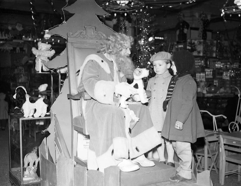 #ArchiveAdventCalendar 🎅 #Santa Claus distributing festive cheer at Jenner's Department Store in Edinburgh, 1954 📸 ow.ly/Ugfp50Qgtjy
