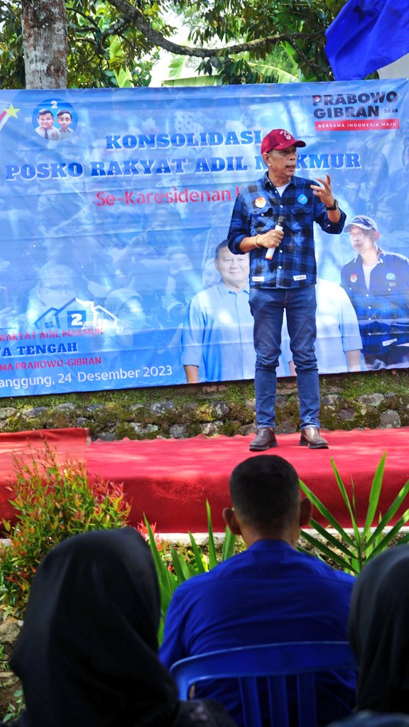 Di kaki Gunung Sindoro, Ketua Umum PRIMA, Agus Jabo Priyono, memimpin Konsolidasi Posko Rakyat Adil Makmur di Karesidenan Temanggung, untuk memenangkan Capres dan Cawapres <a href="/prabowo/">Prabowo Subianto</a> <a href="/gibran_tweet/">Gibran Rakabuming</a> dalam Pemilu 2024, (24/12/2023).

#bangunpersatuannasional
#menangkanpancasila