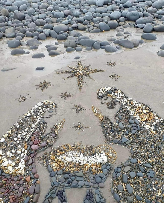Rainmaker1973's tweet photo. Ieva Slare and her family of four make beautiful beach art inspired by nature in Devon, UK.

This is a nativity scene.

[📸 beach4art] https://t.co/z1QAuJAp9A