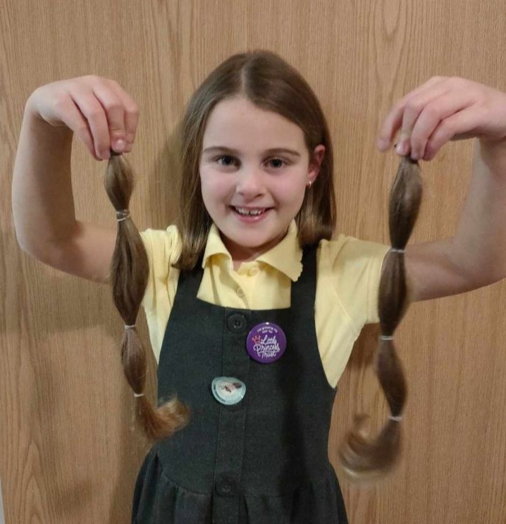 LPTrustUK's tweet image. Before her 6th birthday on Christmas Day, outstanding Olivia was determined to donate her long locks - and she’s managed to do just that! 

13” of hair later, this SuperHairo has also raised a fantastic £700! 👑💜

Click here to get involved today! 👉 ow.ly/9HgF50Qkenq
