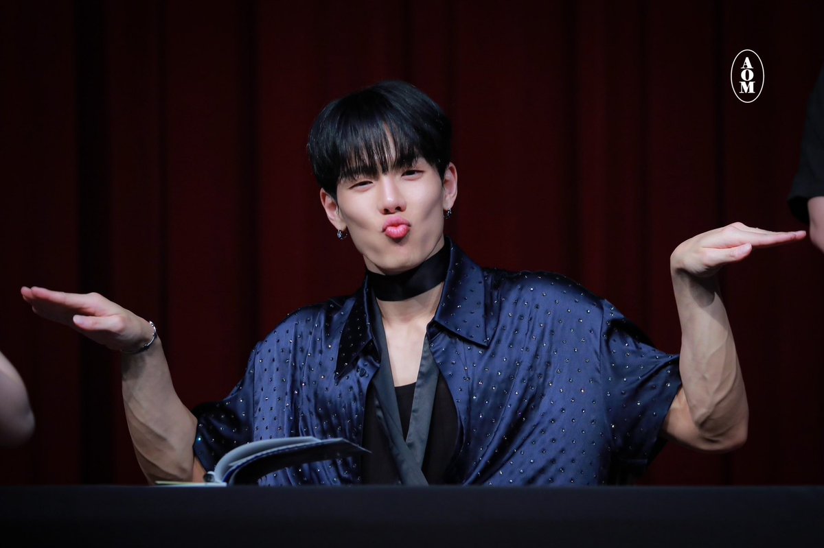 nunu__ym's tweet photo. 2023년ver 플라잉 키스 https://t.co/8fWXVeWiuP