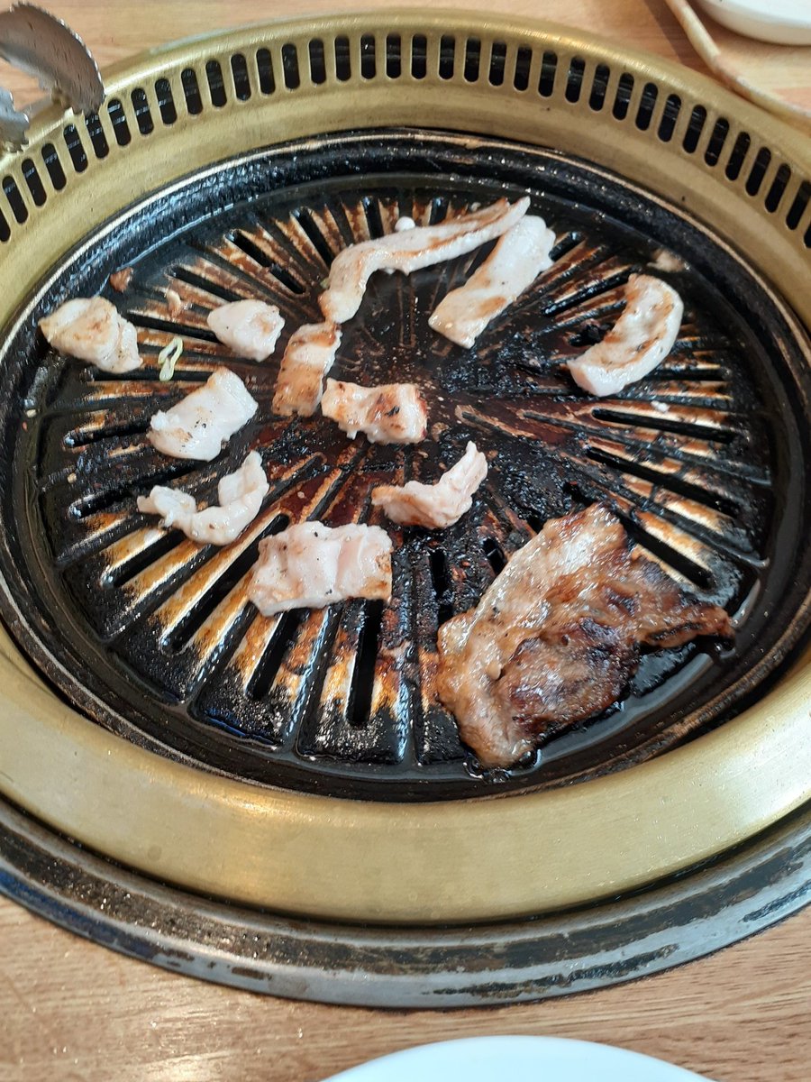 4Wt8h0's tweet photo. 今日はお友達とお昼にバイキングに行ってきました！
その時のお肉とホルモンです😆 https://t.co/o9FxE4NwyO