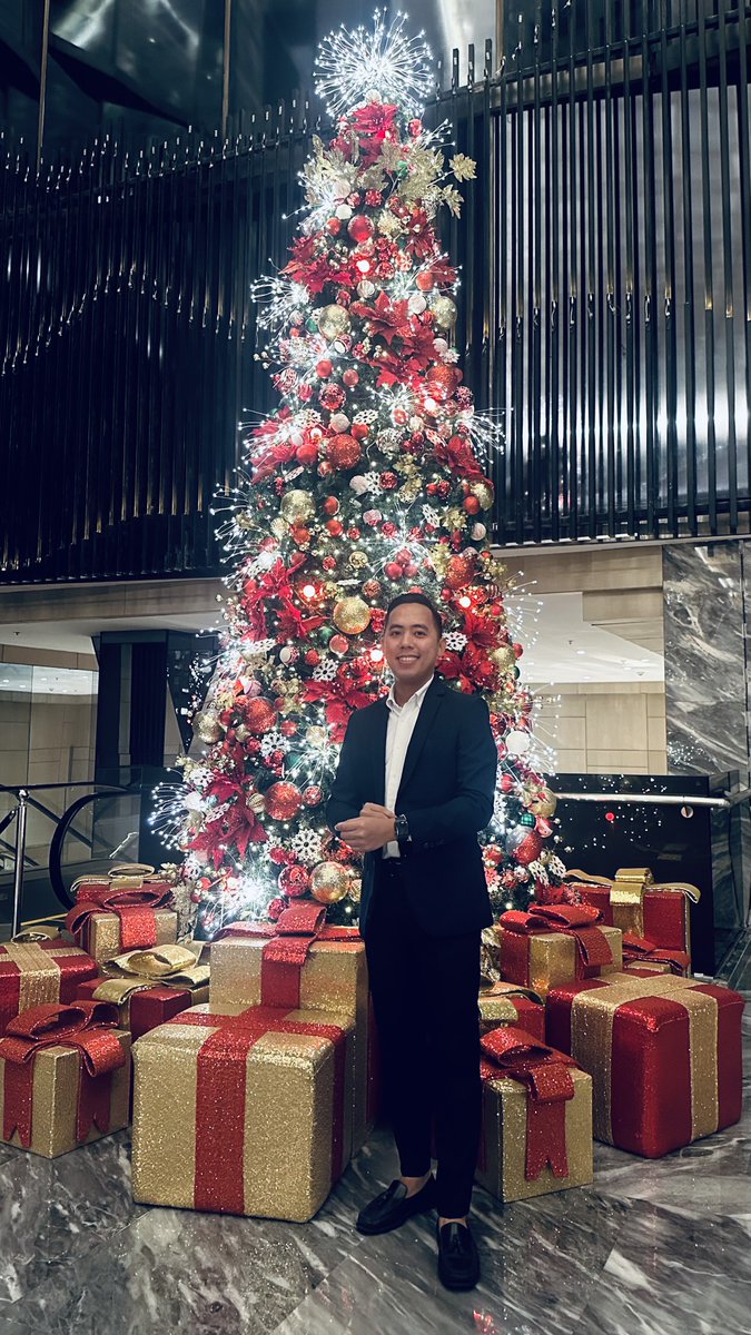 danielleroyon's tweet photo. Happy holidays, everyone! 🎄🎁 https://t.co/yGF4cjZKEI