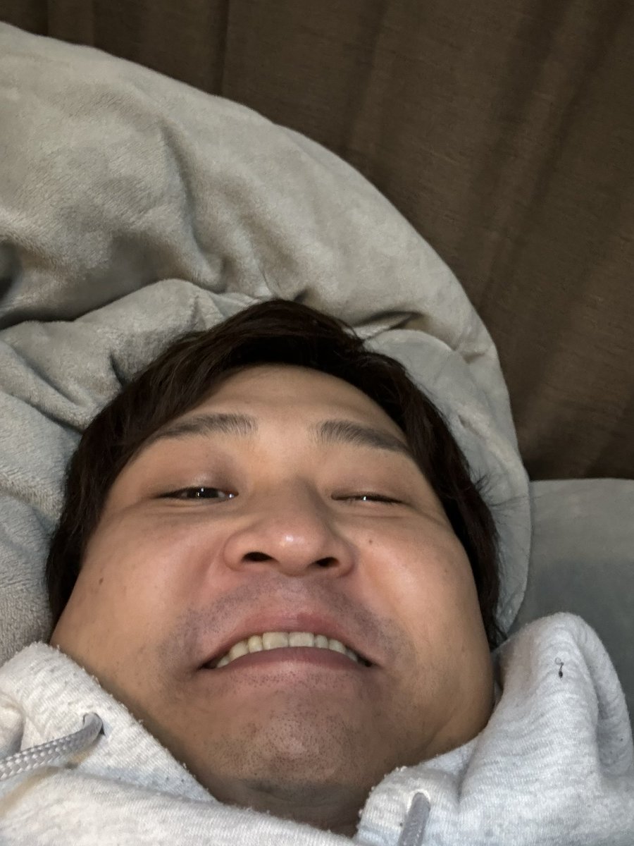 w_higashi_sh's tweet photo. 今年もクリスマスがやって来ました。毎年言ってます。24日の21時から3時までの6時間は『性の6時間』と言われております。皆さんの友達のあいつ、知り合いのあの人、全員が楽しんでいます。しかし僕は例年通り自宅でいつもの生活をさせてもらうことにしました。皆さんは楽しんでください。have fun :P https://t.co/LdC44F9dQs