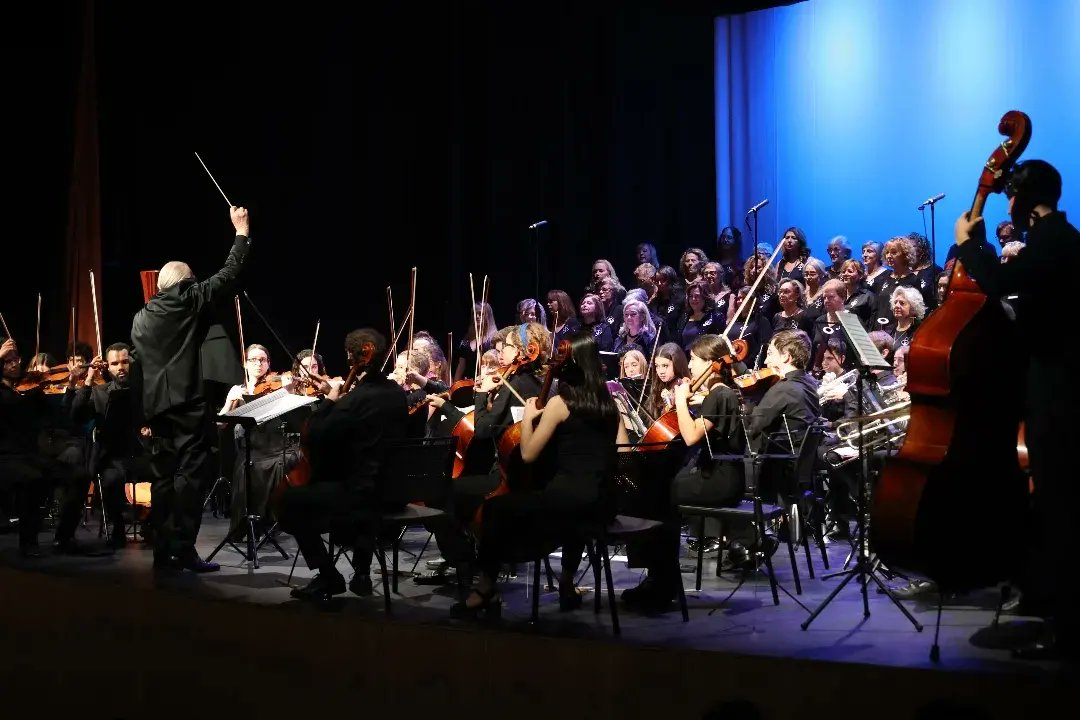 elbruguers's tweet photo. 👏👏👏Ple absolut i molta emoció ahir, a l'@espaimaragall  per seguir el concert de la coral La Igualtat un altre dels clàssics imprescindibles del #Nadal2023 a #Gavà.🌟 https://t.co/et2rX9Gka2