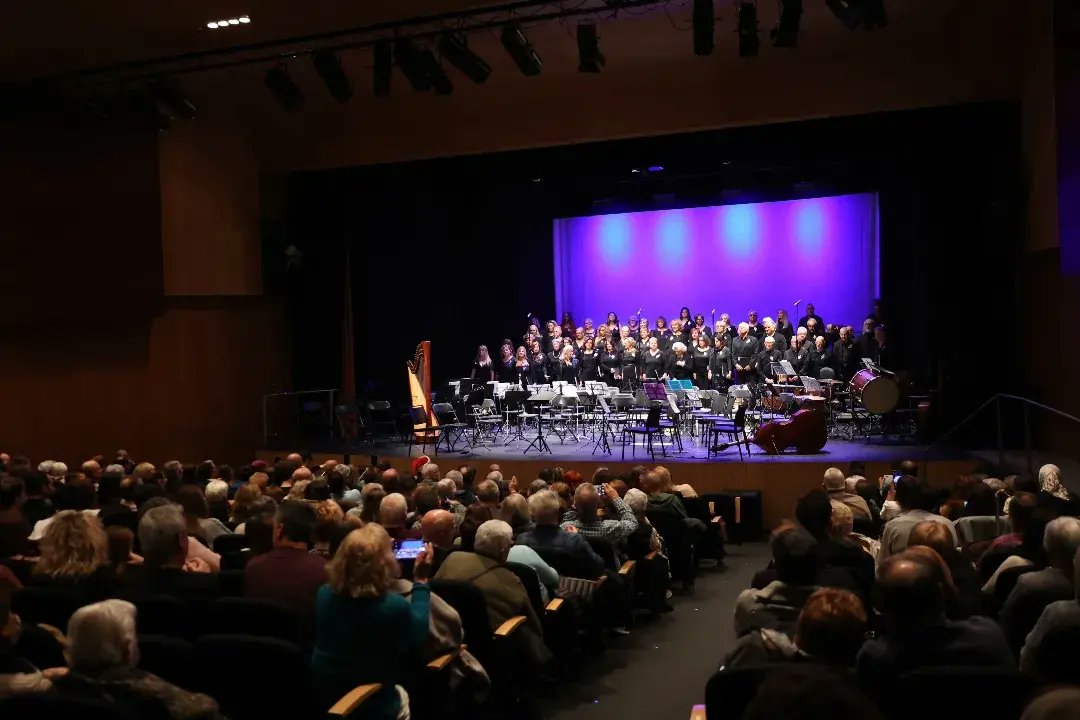 elbruguers's tweet photo. 👏👏👏Ple absolut i molta emoció ahir, a l'@espaimaragall  per seguir el concert de la coral La Igualtat un altre dels clàssics imprescindibles del #Nadal2023 a #Gavà.🌟 https://t.co/et2rX9Gka2