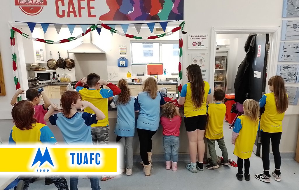 🟡 Happy Kitmas! Local children received an extra special festive surprise recently, as part of the national Kitmas campaign. 👉 tinyurl.com/4kc3rf4e #tufc