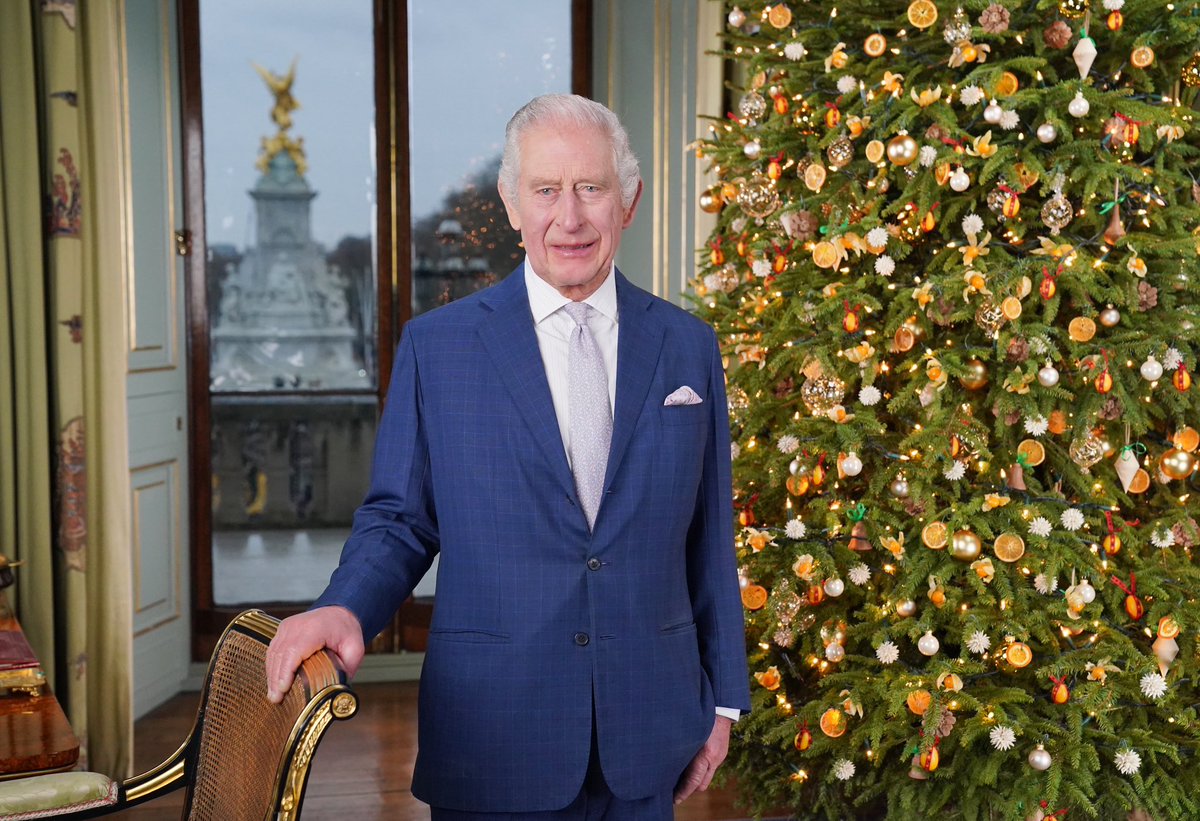 🎄The King is pictured in the Centre Room at Buckingham Palace during the filming of this year's Christmas Broadcast.   The Centre Room opens onto the Buckingham Palace balcony and overlooks The Victoria Memorial and The Mall, where crowds gathered to celebrate The Coronation in…