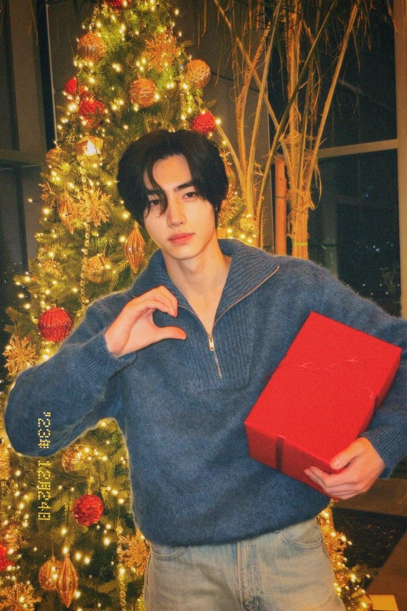 prodshn's tweet photo. surprise present 🎁♥️ #sunghoon https://t.co/pXle2DRHjp