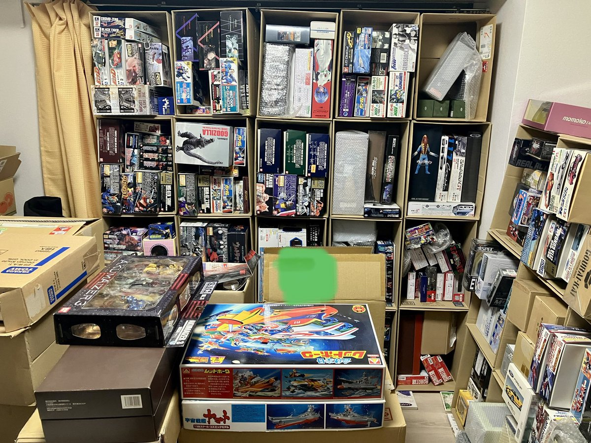 RPGRTA1's tweet photo. 親戚の異世界オヂサン(59歳)が引っ越すためプラモやらフギァとか大量に引き取ってきました絶景🤮🤮🤮 https://t.co/nSeOxooxSS