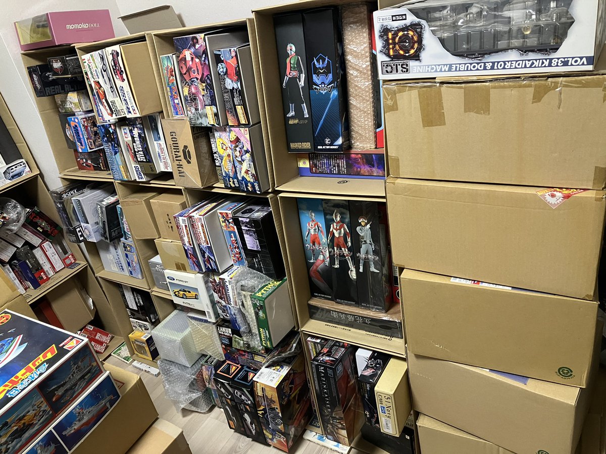 RPGRTA1's tweet photo. 親戚の異世界オヂサン(59歳)が引っ越すためプラモやらフギァとか大量に引き取ってきました絶景🤮🤮🤮 https://t.co/nSeOxooxSS