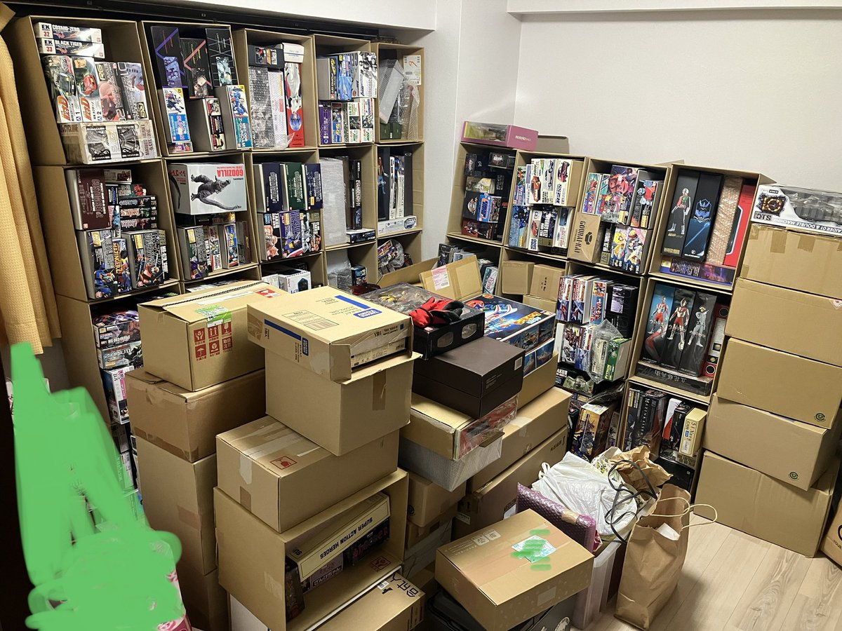 RPGRTA1's tweet photo. 親戚の異世界オヂサン(59歳)が引っ越すためプラモやらフギァとか大量に引き取ってきました絶景🤮🤮🤮 https://t.co/nSeOxooxSS