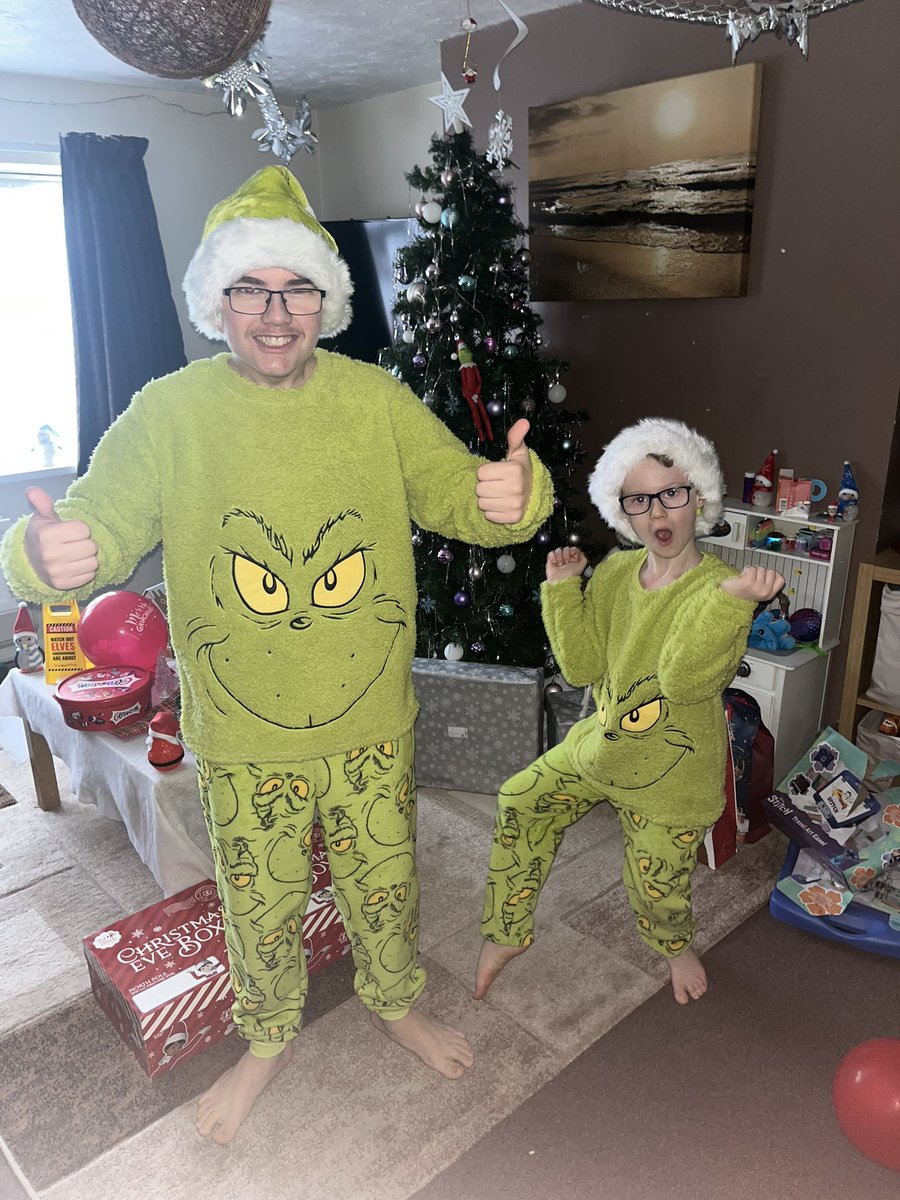 BlueBug89's tweet image. My kids 🤣 Merry Grinchmas 😂