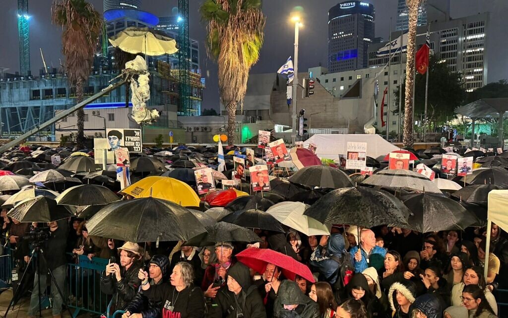 RojevaIsrail's tweet image. Bi hezaran kes duh li Tel Avîvê xwenîşandan kirin,  daxwaz ji hikûmetê kirin ku tavilê peymanek ji bo rehineyan çêbike- @TimesofIsrael 

#BringThemHomeNow #HostageDeal #TelAviv