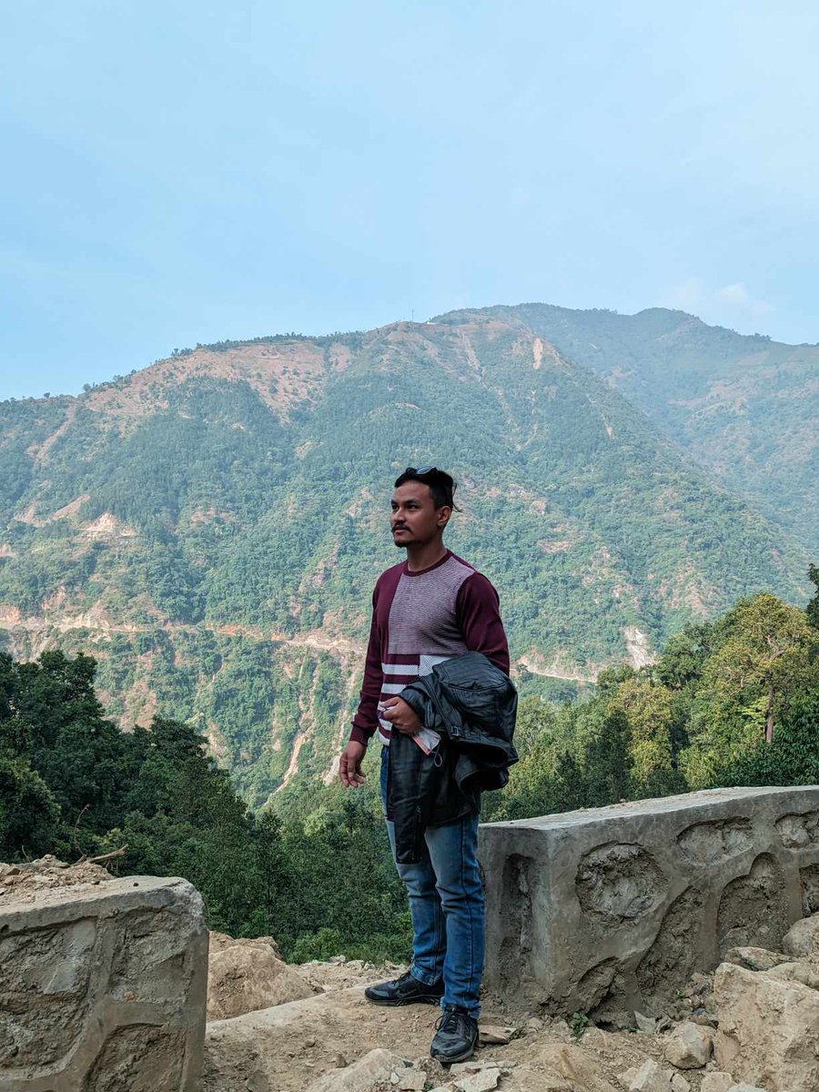 पढाईको लोभमा बालापन सकियो धनि हुने लोभ मा जवानि सकिदै छ........!!♥️♥️