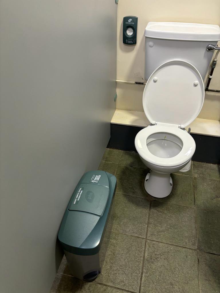 Great work by my club The Worcestershire Golf Club for #BoysNeedBins. Thank you 👏👏

It just shows, if you ask, people get these things done. Boys need to be a bit braver asking.

<a href="/ProstateUK/">Prostate Cancer UK</a> <a href="/GreensMalvern/">Malvern Greens</a> <a href="/PaulioThePro/">Paul Barker</a> 

Photo credit: the Vice Captain no less!