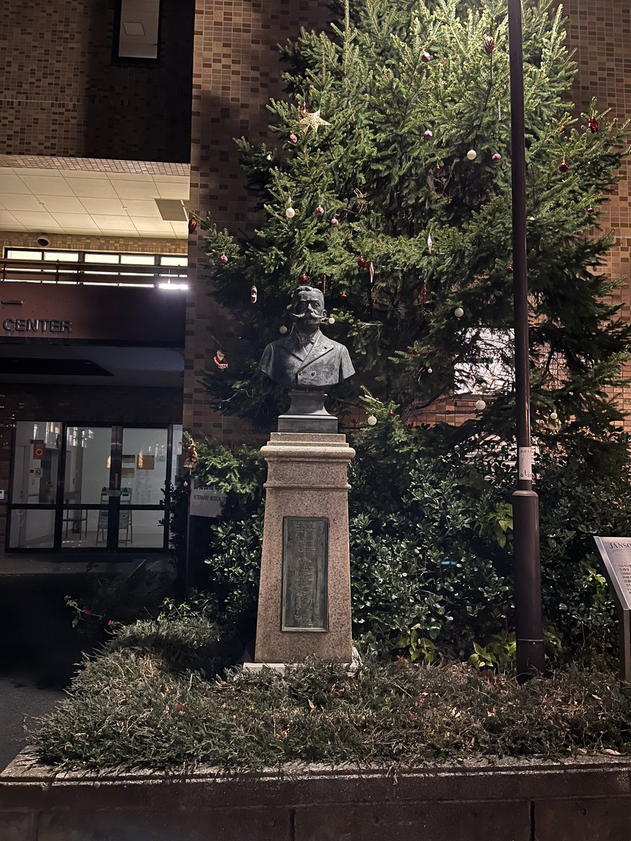 bakyanumaaaaa's tweet photo. 2023年聖夜、農学部
ヤンソン先生（とピンボケチキン）
上野先生とハチ公

この前までヤンソン先生サンタコスしてたのに、外されてしまいましたね… https://t.co/QhJ9uNaSme
