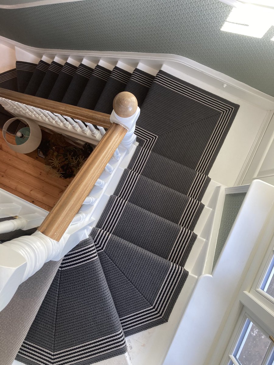 SDScarpets's tweet photo. A green mix of ways to turn a corner on this staircase. 
@Roger_OatesUK #flatweave 
#stunning 
#stairrunner
#carpets
#flooring https://t.co/1Lo8NesIam