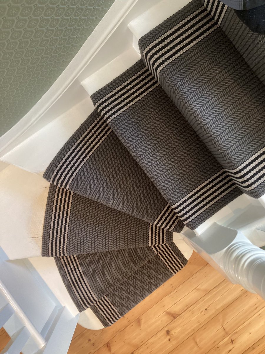 SDScarpets's tweet photo. A green mix of ways to turn a corner on this staircase. 
@Roger_OatesUK #flatweave 
#stunning 
#stairrunner
#carpets
#flooring https://t.co/1Lo8NesIam