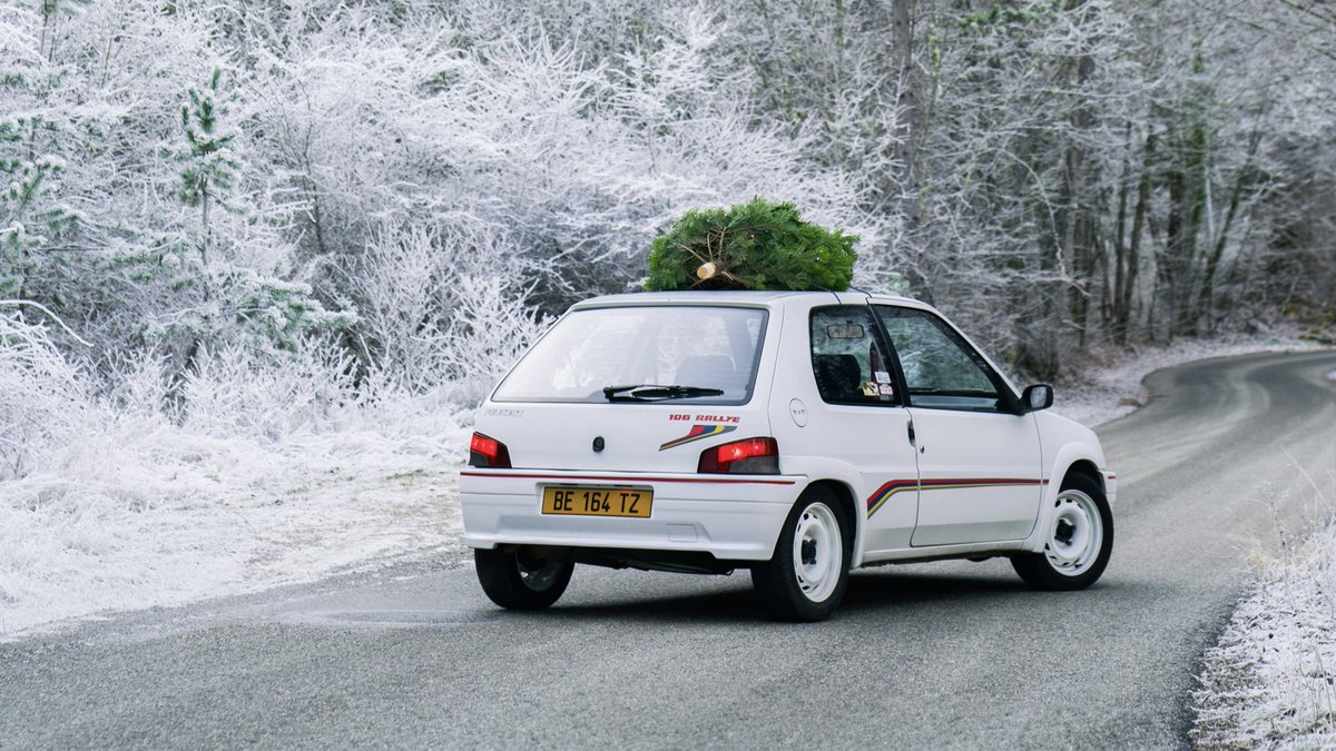AntoineLYC's tweet photo. J’ai prêté ma voiture au père noel pour les cadeaux des enfants des montagnes🎅🏎️ https://t.co/Q65J8nqDAX