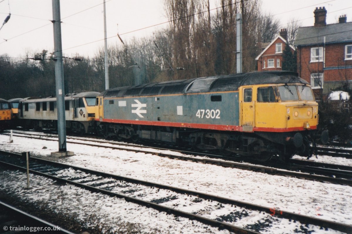 trainlogger's tweet photo. Merry Christmas everyone 🎄

Heres 47302 shuffling some Freightliner 90s about at Ipswich back in January 1997.
 #Trains #trainspotting #ukrailways #ukrailwaypics #trainlogger https://t.co/NCyiSuuVCe