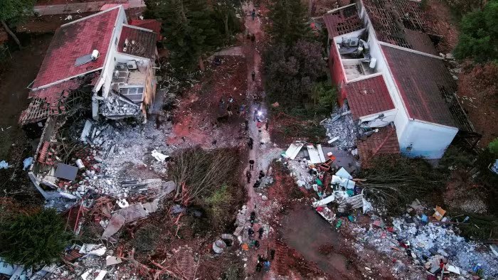 RaihanMurni's tweet photo. Akhbar New York Times memetik seorang Komander Briged ke-99 tentera Zionis yang mengaku mengarahkan pengeboman di penempatan Be'eri pada 7 Oktober, walaupun ia berisiko mengakibatkan kematian rakyat Israel sendiri!

Lagi bukti rejim Zionis yang membunuh rakyatnya sendiri. https://t.co/RtOqOd7X9Z