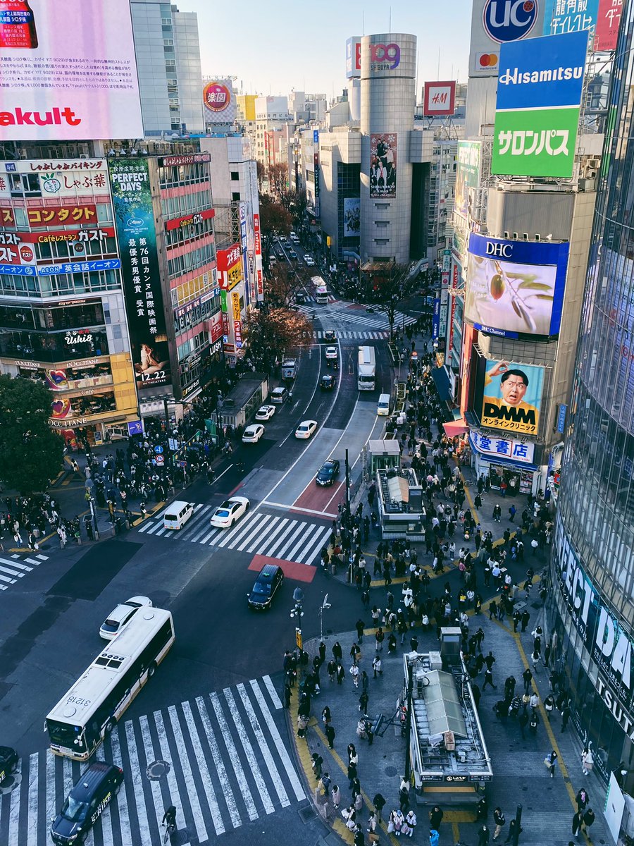 two_in_one's tweet photo. Christmas in Tokyo be like https://t.co/TkQGUUMhvZ