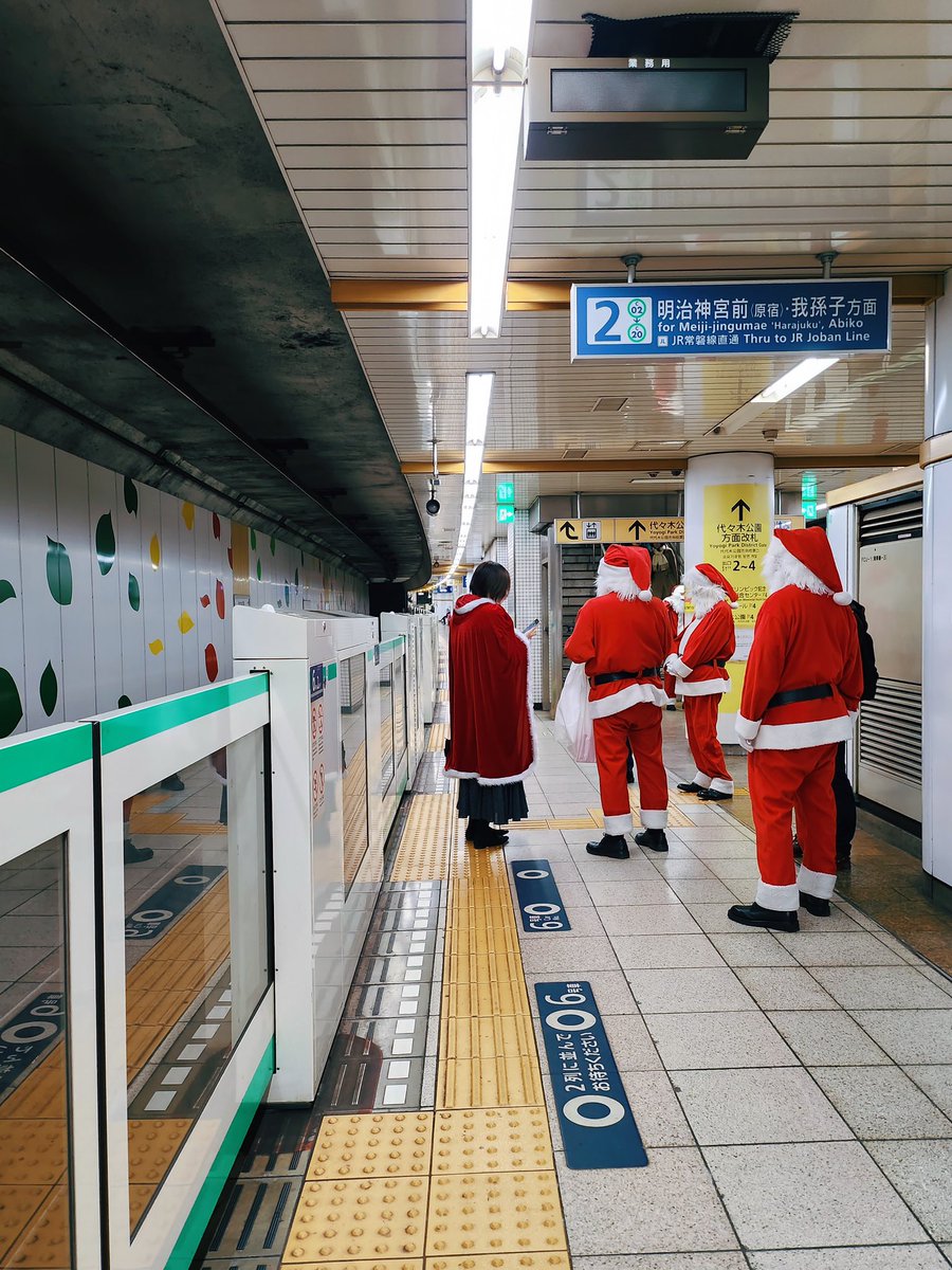 two_in_one's tweet photo. Christmas in Tokyo be like https://t.co/TkQGUUMhvZ