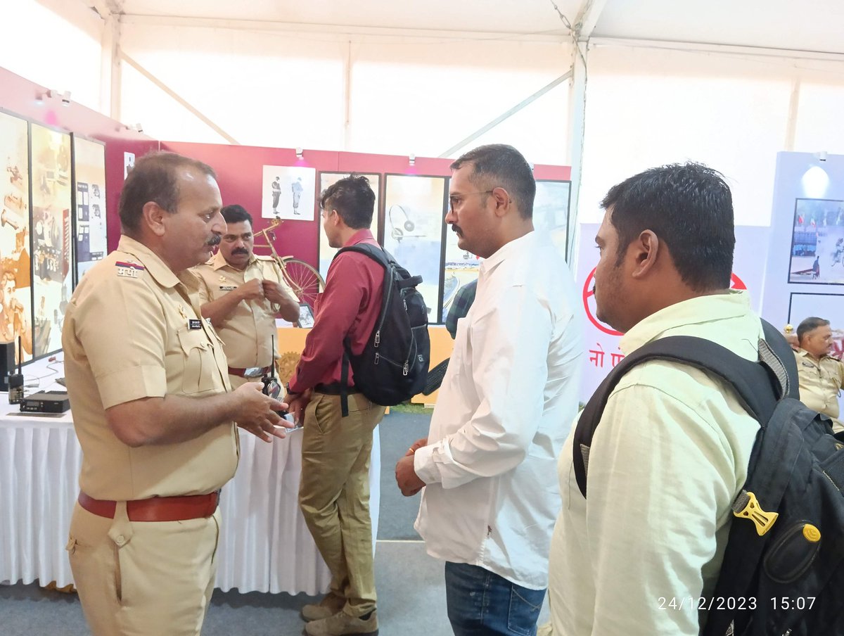 #Communication is key in times of emergency. 
Senior officers from #IT dept of #MaharastraPolice giving guidance on importance of technology in today's time. 

#Tarang2023 #Pune
#PunePoliceCitizenConnect